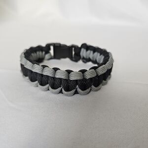Handmade Black and Gray 550 Paracord Bracelet Size 8.5"‎